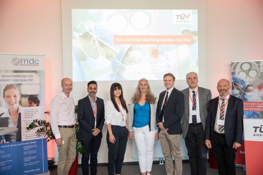 Vorschau Bild von Hersteller, Betreiber und Anwender befinden sich im
Spannungsfeld zwischen Innovation, Medizinprodukteverordnung und der
kommenden EU-Gesetzgebung zur künstlichen Intelligenz. Veranstalter
TÜV AUSTRIA Akademie lud renommierte Experten zum TÜV AUSTRIA
Medizinprodukte-Tag (v.li.n.r.): Dipl.-Ing. Alexander Zeppelzauer
(TÜV TRUST IT TÜV AUSTRIA), Nilaykumar Patel, MSc (contextflow),
Sophie Pingitzer, MSc (XUND Solutions), Michaela Margetich, MBA (TÜV
AUSTRIA Akademie), Dipl.-Ing. Oliver Gindlhumer (mdc medical device
certification), Dipl.-Ing. Volker Sudmann (mdc medical device
certification), Dipl.-Ing. Josef Mühlleitner (TÜV AUSTRIA).