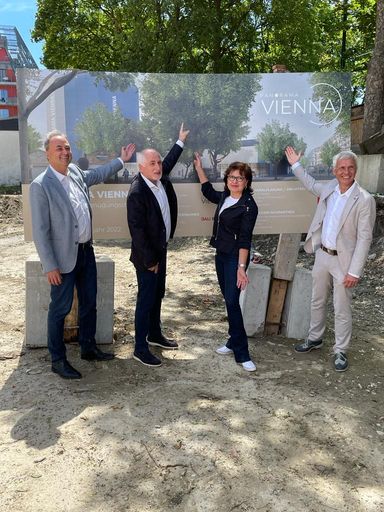 Vorschau Bild von Vertreter der Prater Wien GmbH und die Bauherren
bei der Grundsteinlegung vor der Bautafel
