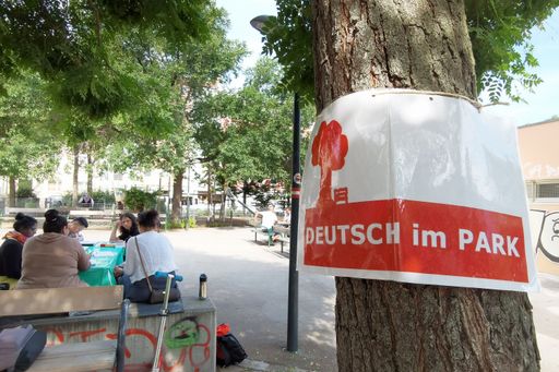 Seit 2008 bieten die Wiener Volkshochschulen im
Sommer gratis Deutschkurse in Parks an.