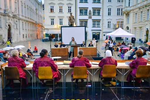 Vorschau Bild von Sanela Klepić, Projektpartnerin der SOS Balkanroute
sagt vor dem Asyl Tribunal aus.