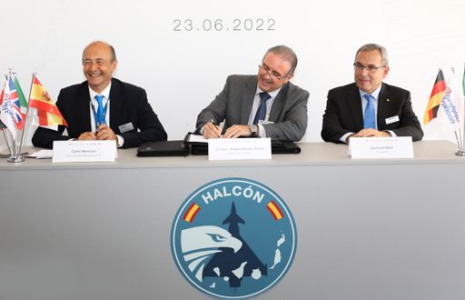  Carlo Mancusi, Eurofighter CEO (left), Lt Gen Miguel Ángel Martín
Peréz, General Manager of NETMA (center) and Gerhard Bähr, EUROJET
CEO (right) sign the respective contracts for Project Halcón /
Weiterer Text über ots und www.presseportal.de/nr/58504 / Die
Verwendung dieses Bildes ist für redaktionelle Zwecke unter
Beachtung ggf. genannter Nutzungsbedingungen honorarfrei.
Veröffentlichung bitte mit Bildrechte-Hinweis.