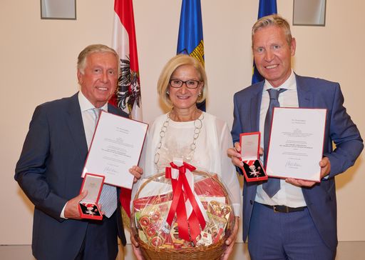  Walter (l) und Andreas Heindl (r) bei der
Überreichung des Silbernen Ehrenzeichens für Verdienste um die
Republik Österreich durch die Landeshauptfrau von Niederösterreich,
Frau Johanna Mikl-Leitner am 21. Juni 2022