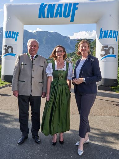  Der steirische Landeshauptmann Hermann Schützenhöfer, die
Geschäftsführerin der Knauf GmbH, Ingrid Janker und die steirische
Wirtschaftslandesrätin Barbara Eibinger-Miedl feierten das 50
jährige Bestehen des Knauf Gipsplattenwerkes.