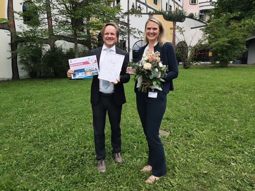 imh Geschäftsführer und Eigentümer Mag. Manfred Hämmerle mit
„Assistant of the Year“ Mag. Larissa Caneppele