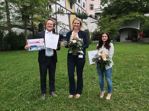 Vorschau Bild von v.l.n.r.: Mag. Manfred Hämmerle (imh GmbH), „Assistant of the
Year“ Mag. Larissa Caneppele (KELAG Energie & Wärme GmbH) und
Drittplatzierte Claudia Sporrer (AMAG Austria Metall GmbH)