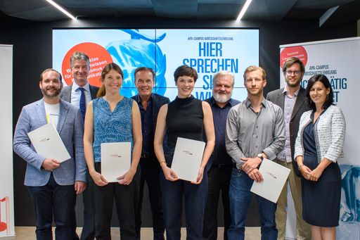 Am 23.6.2022 absolvierten vier TeilnehmerInnen die
Abschlussprüfung des APA-Campus Wirtschaftslehrgangs. v.l.n.r.:
Martin Richter (APA), Michael Mauritz (Verein zur Förderung des
Wirtschaftsjournalismus), Judith Egger (APA), Reinhard Christl
(Lehrgangsleiter und Prüfer), Verena Sophie Maier (ORF), Johannes
Bruckenberger (APA-Chefredakteur), Martin Meyrath (Kurier),
Christoph Schlemmer (Lehrgangsleiter und Prüfer) sowie Elisabeth
Springler (Prüferin)