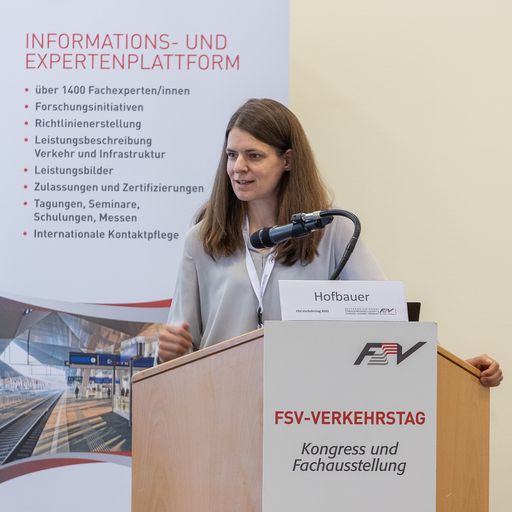 Vorschau Bild von Begrüßung durch Dipl.-Ing. Vera Hofbauer, Leiterin der Sektion IV
„Verkehr“ im Bundesministerium für Klimaschutz, Umwelt, Energie,
Mobilität, Innovation und Technologie (BMK)