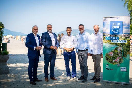  Präsentierten die neue All in ONE App: Markus Pistauer (Coyero),
Erwin Smole (Stadtwerke), Sebastian Schuschnig (ÖVP), Adi Kulterer
und Helmuth Micheler (Tourismus Klagenfurt) (v.l.)