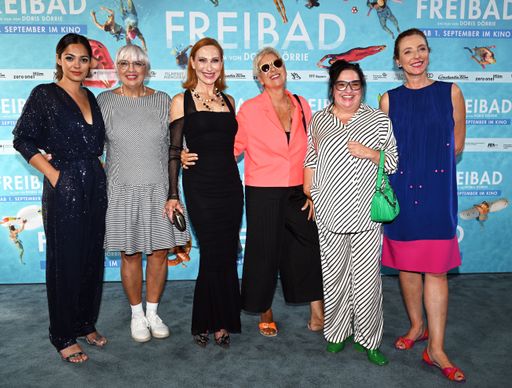 v.l. Nilam Farooq, Claudia Roth, Andrea Sawatzki, Doris Doerrie,
Maria Happel und Diana Iljine Premiere von Freibad in der Astor Film
Lounge im ARRI Kino im Rahmen des 39. Filmfest München am
25.06.2022. Foto:Hannes Magerstaedt / Constantin Film / Weiterer
Text über ots und www.presseportal.de/nr/12946 / Die Verwendung
dieses Bildes ist für redaktionelle Zwecke unter Beachtung ggf.
genannter Nutzungsbedingungen honorarfrei. Veröffentlichung bitte
mit Bildrechte-Hinweis.