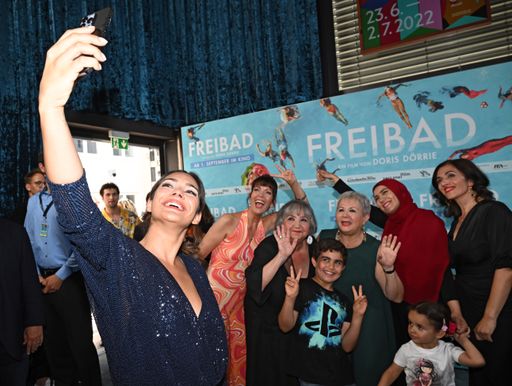 Vorschau Bild von Nilam Farooq, Arzu Ermen, Sema Poyraz, Amir Alkodur, Semra
Uysallar, Shadiya Almoussa, Ilknur Boyraz Premiere von Freibad in
der Astor Film Lounge im ARRI Kino im Rahmen des 39. Filmfest
München am 25.06.2022. Foto:Hannes Magerstaedt / Constantin Film /
Weiterer Text über ots und www.presseportal.de/nr/12946 / Die
Verwendung dieses Bildes ist für redaktionelle Zwecke unter
Beachtung ggf. genannter Nutzungsbedingungen honorarfrei.
Veröffentlichung bitte mit Bildrechte-Hinweis.