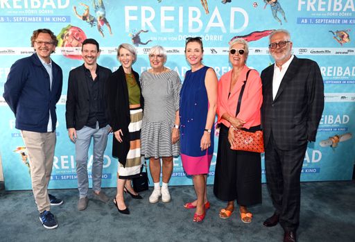 Vorschau Bild von v.l. Christoph Gröhner, Oliver Berben, Katrin Habenschaden,
Claudia Roth, Diana Iljine, Doris Dörrie Martin Moszkowicz Premiere
von Freibad in der Astor Film Lounge im ARRI Kino im Rahmen des 39.
Filmfest München am 25.06.2022. Foto:Hannes Magerstaedt / Constantin
Film / Weiterer Text über ots und www.presseportal.de/nr/12946 / Die
Verwendung dieses Bildes ist für redaktionelle Zwecke unter
Beachtung ggf. genannter Nutzungsbedingungen honorarfrei.
Veröffentlichung bitte mit Bildrechte-Hinweis.