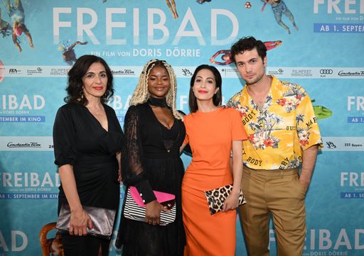 Vorschau Bild von v.l. Ilknur Boyraz, Melodie Wakivuamina, Sabrina Amali und Samuel
Schneider Premiere von Freibad in der Astor Film Lounge im ARRI Kino
im Rahmen des 39. Filmfest München am 25.06.2022. Foto:Hannes
Magerstaedt / Constantin Film / Weiterer Text über ots und
www.presseportal.de/nr/12946 / Die Verwendung dieses Bildes ist für
redaktionelle Zwecke unter Beachtung ggf. genannter
Nutzungsbedingungen honorarfrei. Veröffentlichung bitte mit
Bildrechte-Hinweis.