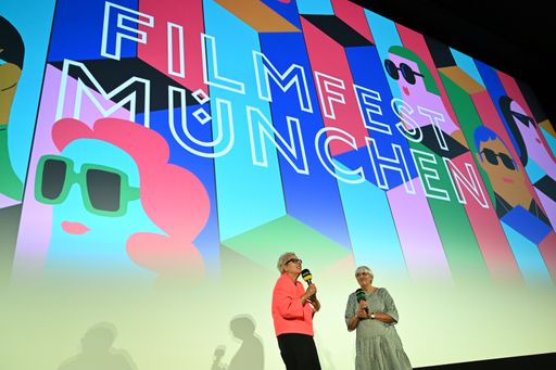 Vorschau Bild von v.l. Doris Dörrie und Claudia Roth Premiere von Freibad in der
Astor Film Lounge im ARRI Kino im Rahmen des 39. Filmfest München am
25.06.2022. Foto:Hannes Magerstaedt / Constantin Film / Weiterer
Text über ots und www.presseportal.de/nr/12946 / Die Verwendung
dieses Bildes ist für redaktionelle Zwecke unter Beachtung ggf.
genannter Nutzungsbedingungen honorarfrei. Veröffentlichung bitte
mit Bildrechte-Hinweis.