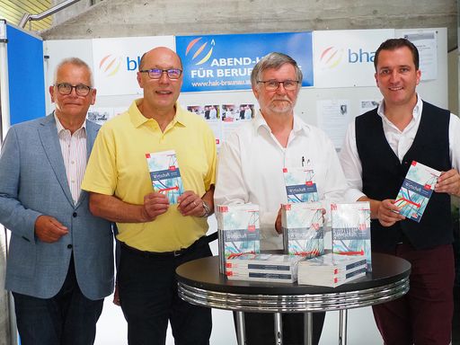 Buchübergabe in der HAK Braunau (v. l.): IWS-GF
Gottfried Kneifel, HAK-Prof. Reinhard Birkenmeyer, HAK-Direktor
Ernst Waltl und Gerald Weilbuchner.