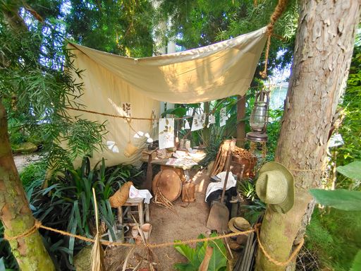 Vorschau Bild von Ein Forscherzelt, ein Wohnzimmer und ein interaktives Quiz laden
zur Auseinandersetzung mit der brasilianischen Flora ein.