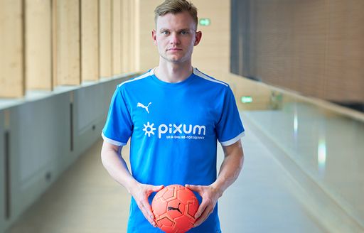  Handball-Nationalspieler Timo Kastening präsentiert die Pixum
Trikotaktion 2022 | © weplayhandball.de | Foto bitte nur im
Zusammenhang mit der Aktion verwenden! / Weiterer Text über ots und
www.presseportal.de/nr/24663 / Die Verwendung dieses Bildes ist für
redaktionelle Zwecke unter Beachtung ggf. genannter
Nutzungsbedingungen honorarfrei. Veröffentlichung bitte mit
Bildrechte-Hinweis.