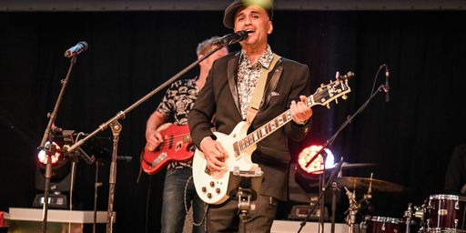 Vorschau Bild von 150 Jahre Fussl Modestraße, Überraschungsgast Eric Papilaya