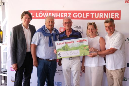 Präsident Prof. Ewald Sacher (Mitte) &
Volkshilfe-Team nehmen Spendenscheck entgegen