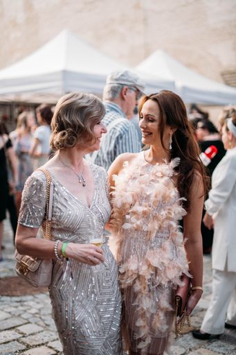 Vorschau Bild von Kommunikationsexpertin Elisabeth
Wolfbauer-Schinnerl und Society-Lady Henrieta Zanoni zu Gast bei der
QUEER NIGHT