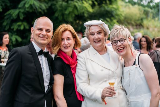 Vorschau Bild von Ortrun Gauper mit Andrea Schlor vom Duo Damenspitz
und Unternehmerin Birgit Kraft-Kinz mit Begleitung