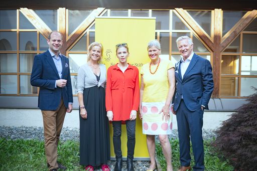 Vorschau Bild von Die ehrenamtlichen Vorstände der Seraphiner
Stiftung bei der Präsentation der Stiftung am 23. 6. 2022 im
Kapuzinerkloster Innsbruck gemeinsam mit der Festrednerin Lisz Hirn