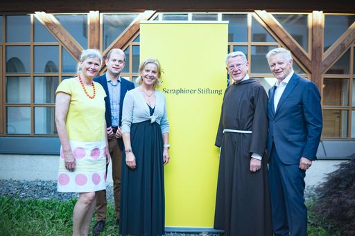 Vorschau Bild von Vorstände der Seraphiner Stiftung bei der
Präsentation der Stiftung am 23. 6. 2022 im Kapuzinerkloster
Innsbruck, gemeinsam mit dem Provinzial der Kapuziner. Die Stiftung
wurde 2020 von den österreichischen Kapuzinern gegründet.