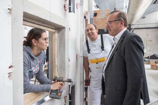Vorschau Bild von Nationalratsabgeordneter Johann Singer zu Besuch
bei der Fassadenakademie des ÖFHF. Die erfolgreichen Teilnehmer
wurden nach ÖNORM M 2900 zertifiziert.