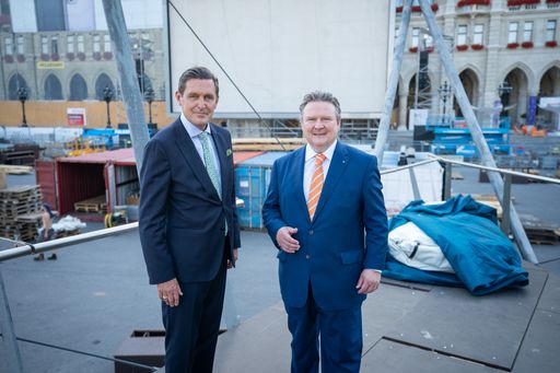 Stadtrat Peter Hanke und Bürgermeister Michael Ludwig besuchten
am Montagabend die Aufbauarbeiten des 32. Film Festival auf dem
Wiener Rathausplatz