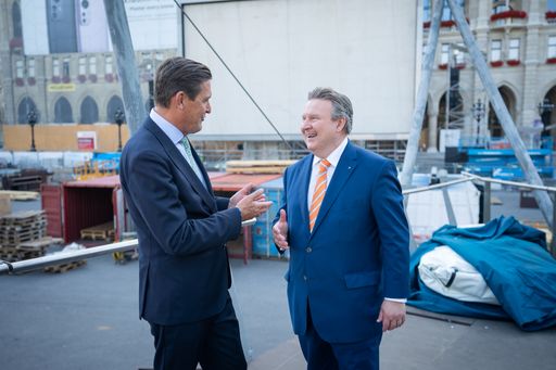 Vorschau Bild von Stadtrat Peter Hanke und Bürgermeister Michael Ludwig besuchten
am Montagabend die Aufbauarbeiten des 32. Film Festival auf dem
Wiener Rathausplatz