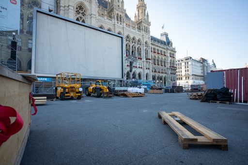 Vorschau Bild von Die Aufbauarbeiten für das 32. FIlm Festival auf dem Wiener
Rathausplatz laufen bereits auf Hochtouren.