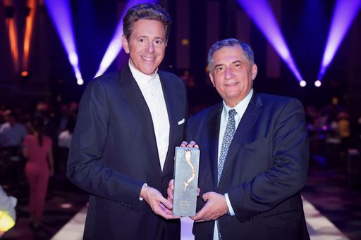  VAMED gewinnt Global Player Award der
Wirtschaftskammer Österreich (v.l.n.r.: Dr. Harald Mahrer, Präsident
der Wirtschaftskammer Österreicher; Dr. Ernst Wastler, Vorsitzender
des Vorstandes der VAMED AG)