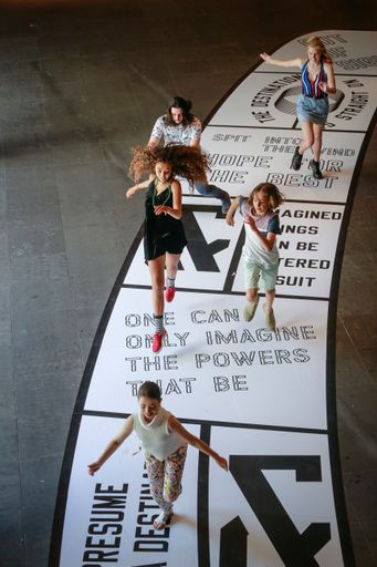 Installationsansicht Lawrence Weiner OUT OF SIGHT
at the National Gallery of Victoria, Melbourne. Courtesy of the
artist © Lawrence Weiner