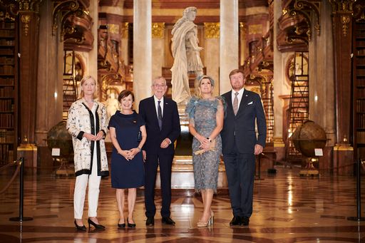  Königin Máxima und König Willem-Alexander mit dem
Bundespräsidentenpaar und ÖNB-Generaldirektorin Dr. Johanna
Rachinger