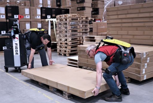  Kraftanzug für die Logistik: Mitarbeiter im Fiege Mega Center
Ibbenbüren nutzen das smarte Exoskelett Cray X von German Bionic zum
Heben schwerer Lasten. / Weiterer Text über ots und
www.presseportal.de/nr/126129 / Die Verwendung dieses Bildes ist für
redaktionelle Zwecke unter Beachtung ggf. genannter
Nutzungsbedingungen honorarfrei. Veröffentlichung bitte mit
Bildrechte-Hinweis.