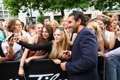 Vorschau Bild von BERLIN, GERMANY - JUNE 28: Elyas M. Barek at the premiere of the
new Constantin Film movie "Liebesdings" at Zoo Palast on June 28,
2022 in Berlin, Germany. (Photo by Ben Kriemann/Getty Images for
Constantin Film) / Weiterer Text über ots und
www.presseportal.de/nr/12946 / Die Verwendung dieses Bildes ist für
redaktionelle Zwecke unter Beachtung ggf. genannter
Nutzungsbedingungen honorarfrei. Veröffentlichung bitte mit
Bildrechte-Hinweis.