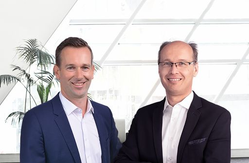 Günter Hehenfelder (l.) und Thomas Schrader wollen
der Maschinenbaubranche mit Pay-per-Use Konzepten zu neuen
Höhenflügen verhelfen