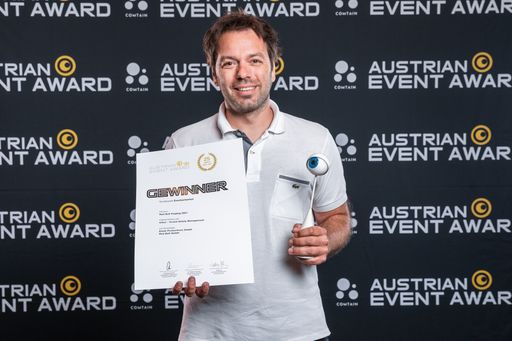  Mit seinem umfassenden Sicherheitskonzept für den
Red Bull Flugtag 2021 gewann Martin Bardy beim Austrian Event Award
wiederum eine Auszeichnung in Gold. Mit diesem Doppelpack – Gold
2020 und Gold 2021 in der Kategorie „Eventsicherheit“ – bestätigte
er sein Expertenwissen und reihte sich bei der größten heimischen
Preisverleihung der Event-Branche unter die Preisträger.