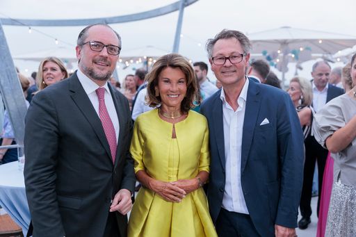 Vorschau Bild von https://www.apa-fotoservice.at/galerie/29042 v.l.n.r.:
Außenminister Alexander Schallenberg, Bundeskanzlerin a.D. Brigitte
Bierlein, Leopold Museum Direktor Hans-Peter Wipplinger