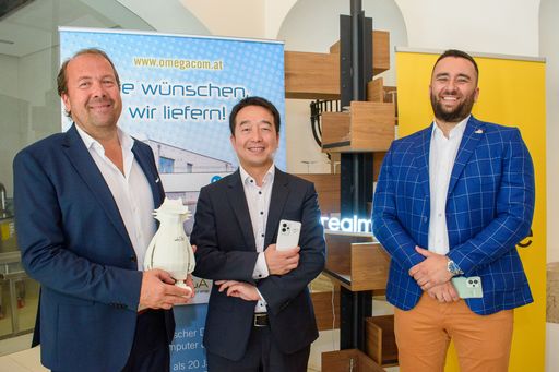  Im Bild vLnR: Florian Wallner, CEO Omega, Jason Guo, Head of
Sales Europe, realme, Dusan Tomasevic, Regional Head of Sales realme