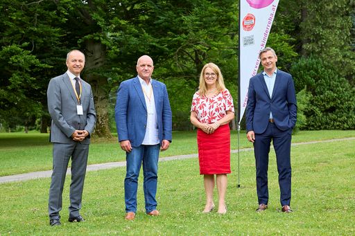  Reichenau an der Rax (NÖ) 29.06.2022 - Heute fand
im Parkhotel Hirschwang das 2. PRAEVENIRE Gipfelgespräch im Rahmen
der Leadership-Kampagne des Fördervereins Kinder- und
Jugendlichenrehabilitation in Österreich mit dem Motto 'KINDER- UND
JUGENDGESUNDHEIT 2030' statt. (v.L.) Konrad Kogler. Vorstand der NÖ
Landesgesundheitsagentur. Markus Wieser, Obmann des Fördervereins
Kinder- und Jugendlichenrehabilitation in Österreich, Ulrike
Königsberger-Ludwig, Gesundheitslandesrätin NÖ, Bernhard Wurzer
Generaldirektor der ÖGK.