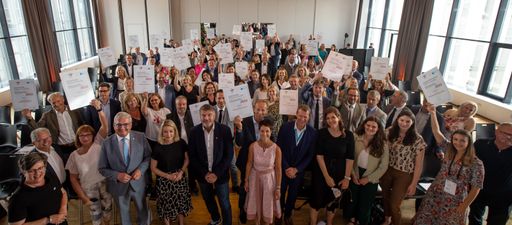 Bernadett Humer, MSc, Sektionsleiterin für Familie
und Jugend im Bundeskanzleramt, überreichte gemeinsam mit Bgm. Mag.
Alfred Riedl, Präsident des Österreichischen Gemeindebundes, und
Mag. Christoph Jünger, Geschäftsführer von UNICEF Österreich, am 29.
Juni 2022 auf der Kommunalmesse in Wels im Rahmen der Verleihung
familienfreundlichegemeinde die Zertifikate an die Vertreterinnen
und Vertreter der Gemeinden.