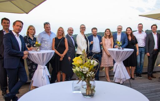  Von links nach rechts: Gernot Gollner (OMV),
Manfred Rappolter (BAWAG P.S.K.), Nicole Orthofer (jö), Gerhard Fehr
(Fehr Advice) Martina Maurer (BAWAG P.S.K.), Michael Paterno,
(BILLA) Ulrike Kittinger (MTH Retail Group), Stefan Rosanelli
(universal) , Christine Neubauer (jö), Nikolai Scheurecker (BILLA),
Hanna Maier (jö) Mario Märzinger (PENNY) und Mario Günther Rauch
(jö)
