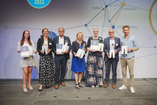 Erster von rechts: refurbed-Mitgründer Kilian
Kaminski freut sich über den Trigos-Gewinn in der Kategorie „Social
Innovation & Future Challenges“