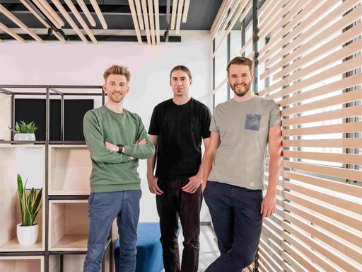 Vorschau Bild von Das refurbed-Gründertrio (v.l.): Kilian Kaminski,
Jürgen Riedl und Peter Windischhofer