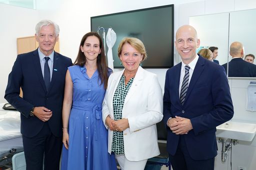 In der Hagleitner-Akademie:
Hagleitner-Geschäftsleiter Ernst Brunner, Stefanie Hagleitner,
Nationalratsabgeordnete Gertraud Salzmann und Bundesminister Martin
Kocher (von links)