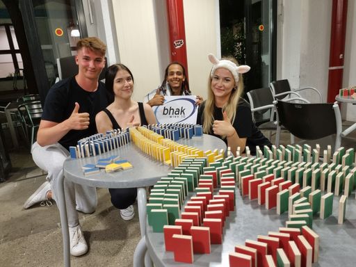  Bei der gemeinsamen Team-Nacht an der Schule durfte auch ein
Domino-Wettbewerb icht fehlen!