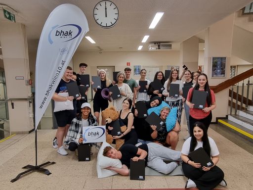Vorschau Bild von Die Schüler*innen der 4CK ("HAK4You") mit ihren Zeugnissen, die
sie im Rahmen der BHAK 10 - Teamnacht Punkt Mitternacht bekommen
haben