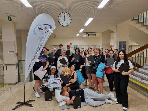 Vorschau Bild von Die Schüler*innen der 4CK ("HAK4You") mit ihren Zeugnissen, die
sie im Rahmen der BHAK 10 - Teamnacht Punkt Mitternacht bekommen
haben