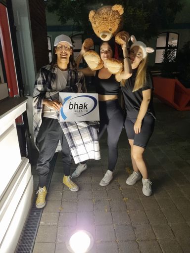 Vorschau Bild von Tarik, Sara un Sofija bei einem gemeinsamen Foto mit
Schulmaskottchen StreBÄR, dann gings wieder zum Domino-Wettbewerb!