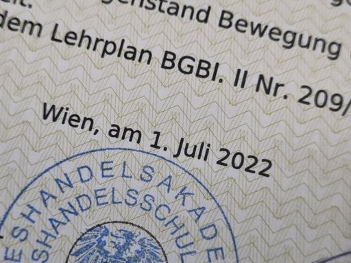 Vorschau Bild von Pünktlicher gehts nicht - Punkt Null Uhr am 1. Juli bekamen die
Schüler*innen der 4CK an der BHAK Wien 10 in Wien Favoriten ihr
Jahreszeugnis!